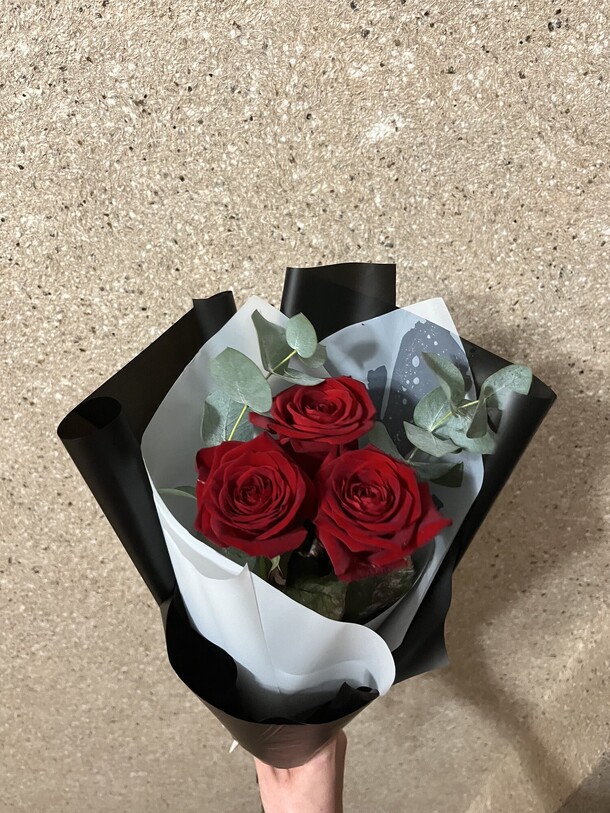 Букет комплимент из красных роз, артикул F1246390 - 2660 рублей, доставка по городу. Flawery - доставка цветов