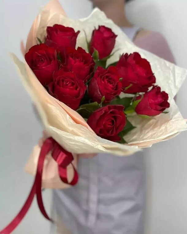 9 красных кенийский роз, артикул F1253752 - 4450 рублей, доставка по городу. Flawery - доставка цветов