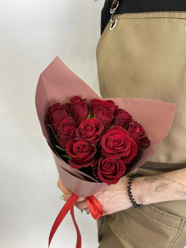 11 кенийских роз, артикул F1253768 - 5160 рублей, доставка по городу. Flawery - доставка цветов