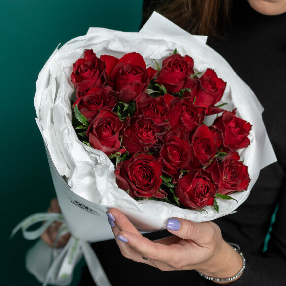 15 красных кенийских роз, артикул F1253775 - 6250 рублей, доставка по городу. Flawery - доставка цветов