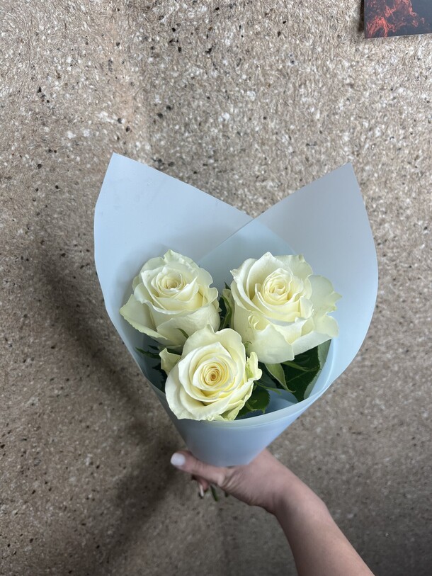 Букет из 3 белых роз, артикул F1260598 - 2350 рублей, доставка по городу. Flawery - доставка цветов