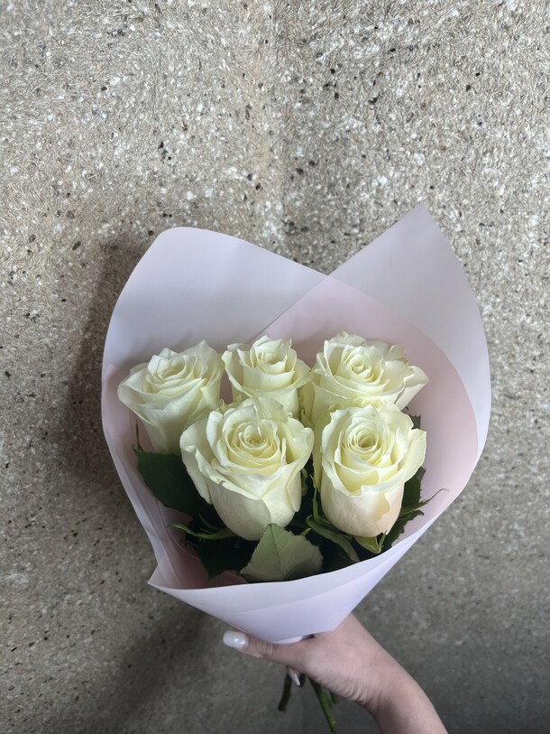 5 белых роз, артикул F1260600 - 3050 рублей, доставка по городу. Flawery - доставка цветов