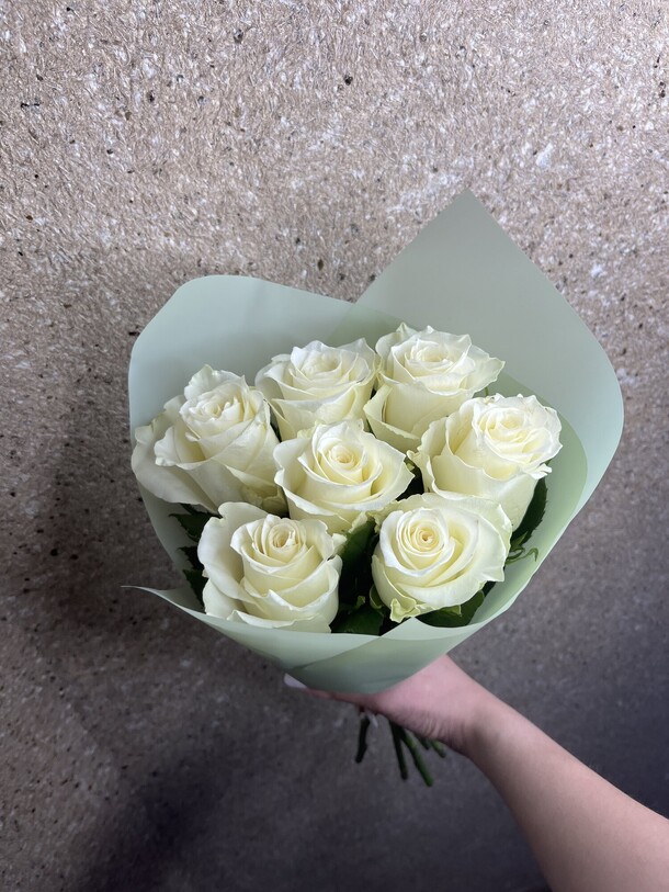 7 белых роз, артикул F1260602 - 3750 рублей, доставка по городу. Flawery - доставка цветов