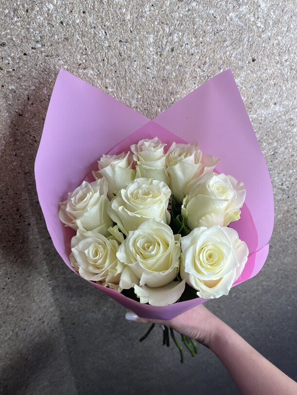 9 белых роз, артикул F1260603 - 4608 рублей, доставка по городу. Flawery - доставка цветов