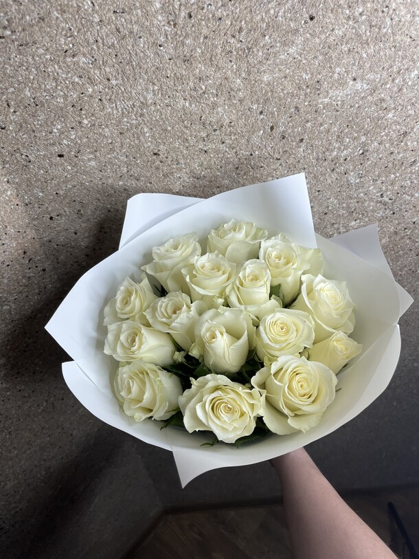 15 белых роз, артикул F1260605 - 5760 рублей, доставка по городу. Flawery - доставка цветов
