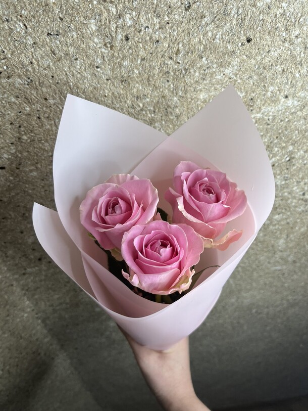 3 розовые розы, артикул F1260608 - 2100 рублей, доставка по городу. Flawery - доставка цветов