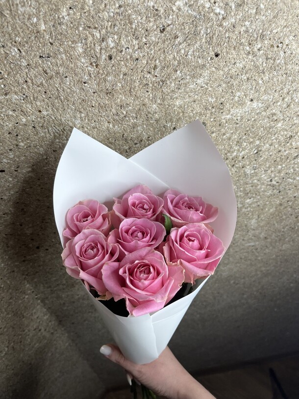 7 розовых роз, артикул F1260610 - 3850 рублей, доставка по городу. Flawery - доставка цветов