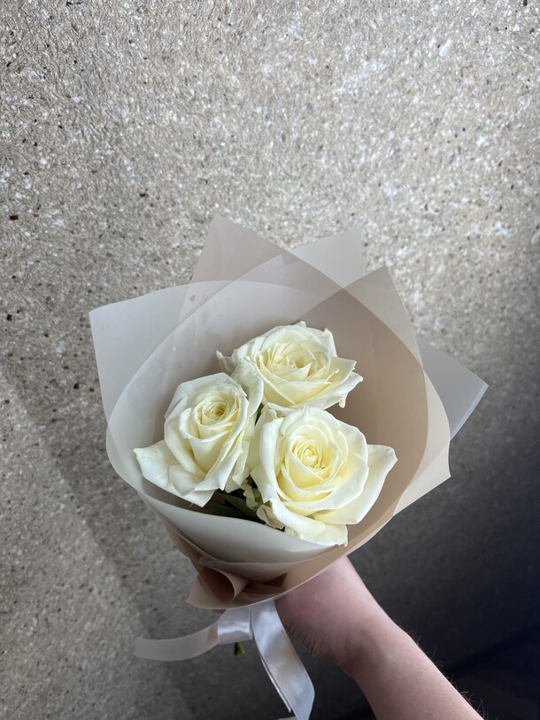 3 белые розы, артикул F1261465 - 2020 рублей, доставка по городу. Flawery - доставка цветов