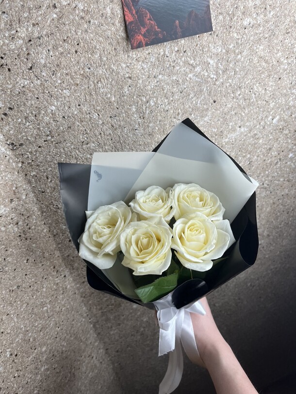 5 белых роз, артикул F1261468 - 2720 рублей, доставка по городу. Flawery - доставка цветов