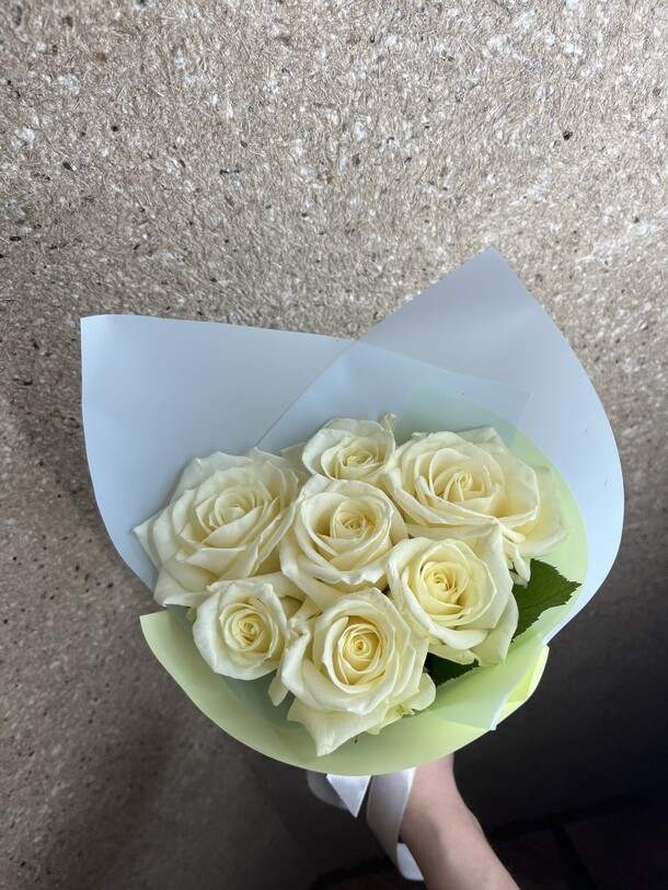 7 белых роз, артикул F1261470 - 3440 рублей, доставка по городу. Flawery - доставка цветов