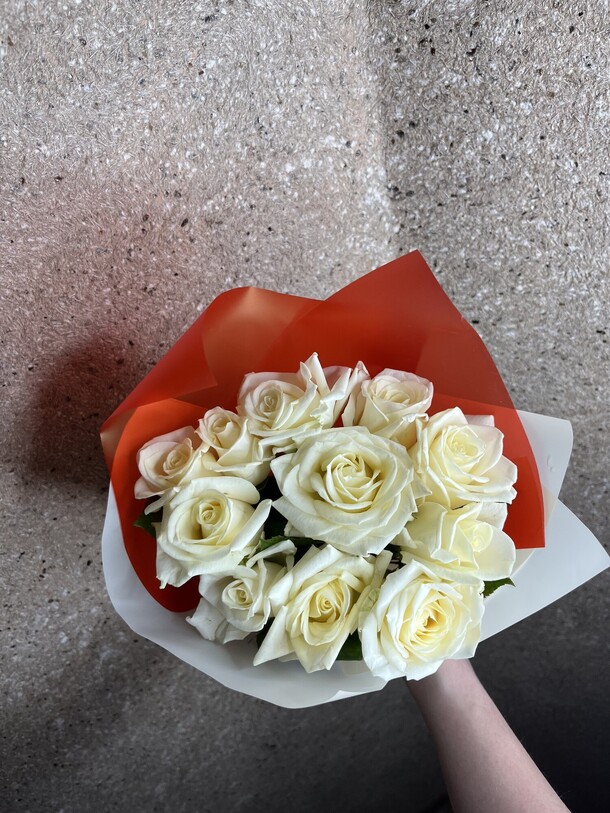 11 белых роз, артикул F1261474 - 4840 рублей, доставка по городу. Flawery - доставка цветов