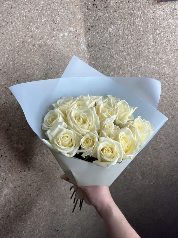 15 белых роз, артикул F1261475 - 6240 рублей, доставка по городу. Flawery - доставка цветов