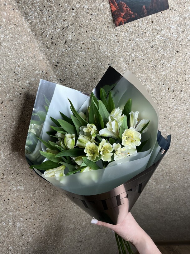 Белые альстромерии, артикул F1261497 - 2635 рублей, доставка по городу. Flawery - доставка цветов