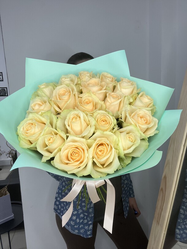 19 кремовых роз, артикул F1338665 - 9600 рублей, доставка по городу. Flawery - доставка цветов