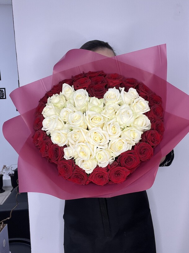 51 роза сердце, артикул F1338666 - 19080 рублей, доставка по городу. Flawery - доставка цветов