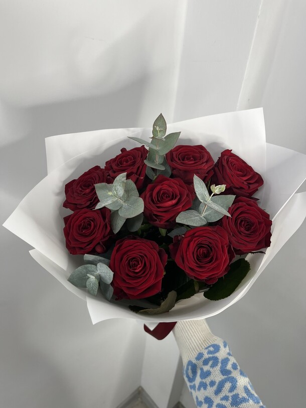9 красных роз с зеленью, артикул F1338670 - 4800 рублей, доставка по городу. Flawery - доставка цветов