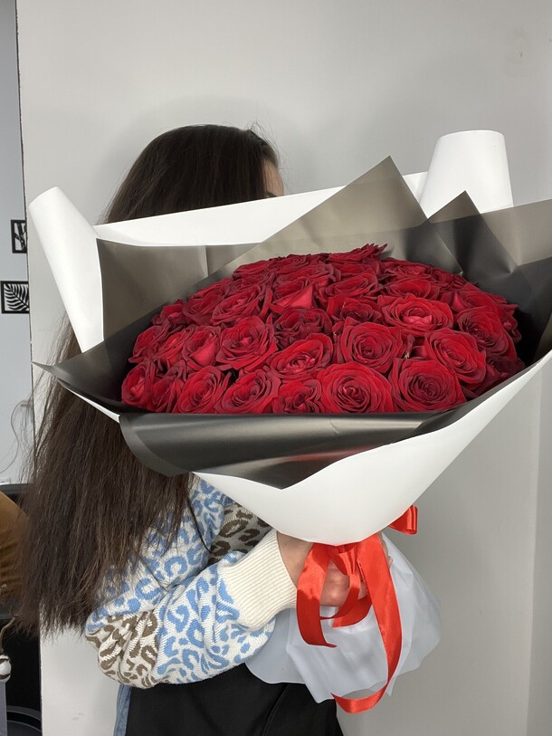 39 красных роз, артикул F1338673 - 14850 рублей, доставка по городу. Flawery - доставка цветов