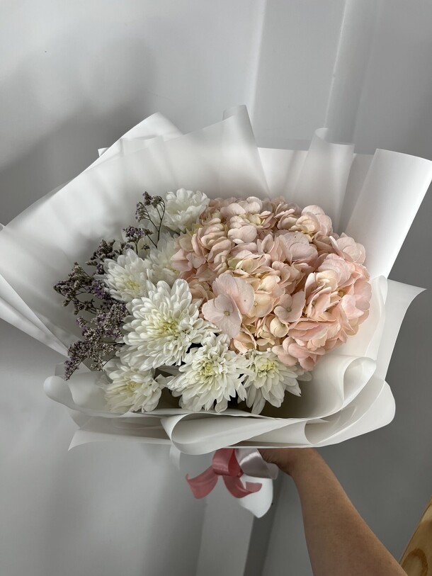 Дуо букет из гортензии и хризантемы, артикул F1338675 - 5460 рублей, доставка по городу. Flawery - доставка цветов