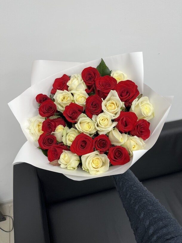 31 красно-белая роза, артикул F1338688 - 12050 рублей, доставка по городу. Flawery - доставка цветов