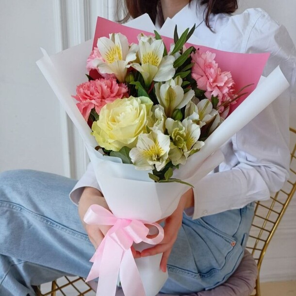 Букет комплимент, артикул F1338691 - 4300 рублей, доставка по городу. Flawery - доставка цветов