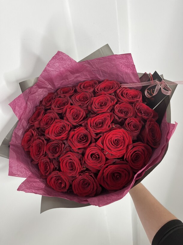 29 красных роз premium, артикул F1339031 - 11350 рублей, доставка по городу. Flawery - доставка цветов