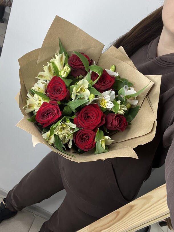 Букет из роз и альстромерий, артикул F1339039 - 4400 рублей, доставка по городу. Flawery - доставка цветов