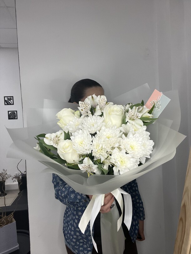 Белый букет, артикул F1339059 - 4530 рублей, доставка по городу. Flawery - доставка цветов