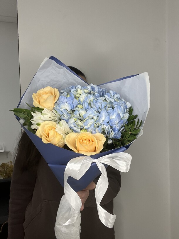 Кулёк с цветами, артикул F1357010 - 2620 рублей, доставка по городу. Flawery - доставка цветов