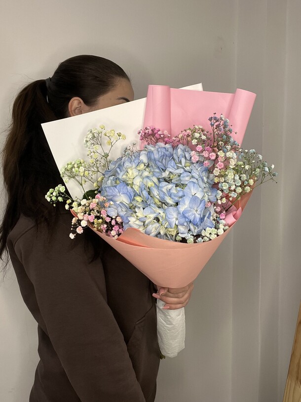 Букет из гортензии и гипсофилы, артикул F1357013 - 2680 рублей, доставка по городу. Flawery - доставка цветов