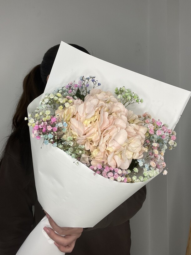 Букет из гортензии и гипсофилы розовый, артикул F1357015 - 2200 рублей, доставка по городу. Flawery - доставка цветов