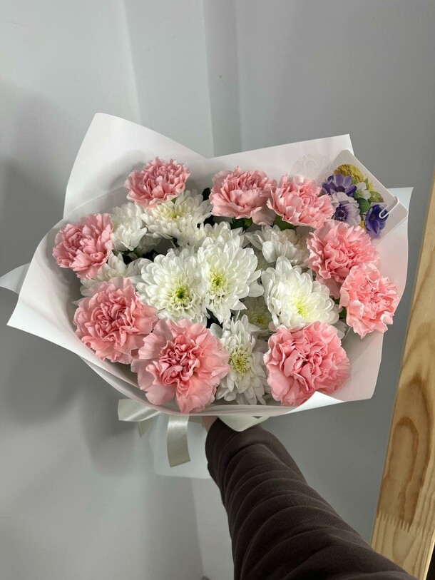 Букет с хризантемой и диантусом, артикул F1384191 - 3999 рублей, доставка по городу. Flawery - доставка цветов