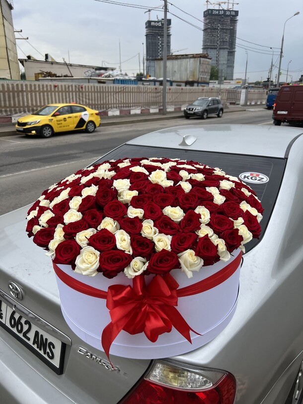 В коробке 201 розы микс, артикул F1202953 - 70737 рублей, доставка по городу. Flawery - доставка цветов