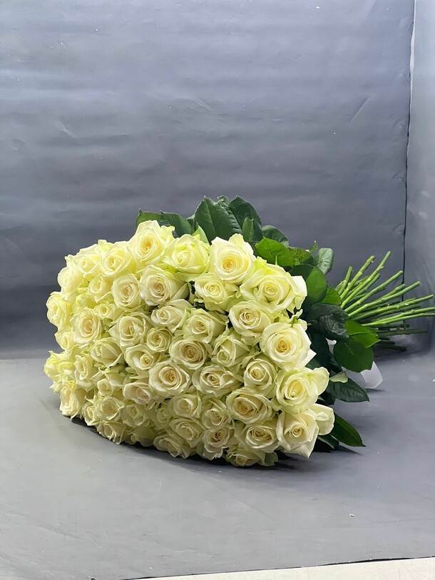 51 белая роза, артикул F1204219 - 16504 рублей, доставка по городу. Flawery - доставка цветов