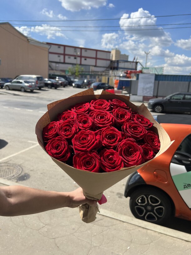 19 роза, артикул F1204220 - 7071 рублей, доставка по городу. Flawery - доставка цветов