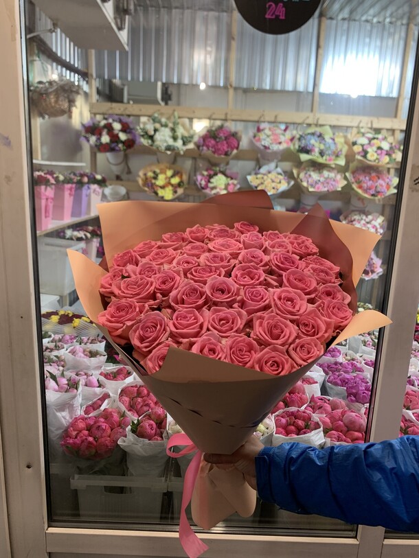 51 роза, артикул F1204229 - 18862 рублей, доставка по городу. Flawery - доставка цветов