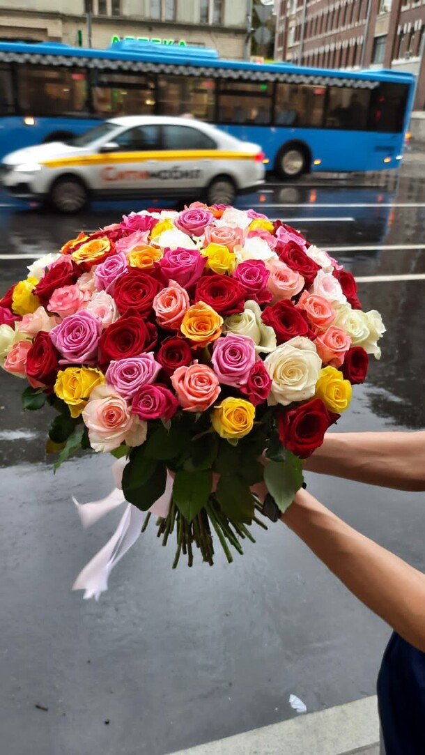101 роза микс, артикул F1204238 - 35367 рублей, доставка по городу. Flawery - доставка цветов