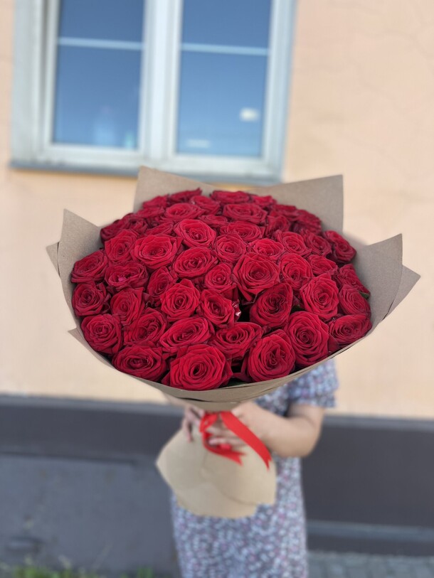 51 роза, артикул F1209694 - 18862 рублей, доставка по городу. Flawery - доставка цветов