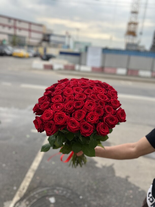 51 роза, артикул F1211559 - 16504 рублей, доставка по городу. Flawery - доставка цветов