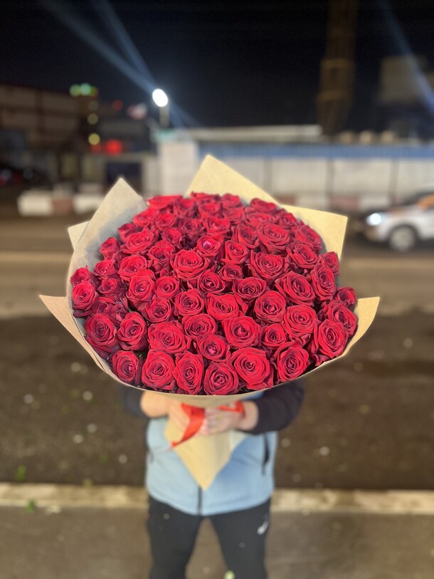 51 роза, артикул F1214955 - 19485 рублей, доставка по городу. Flawery - доставка цветов