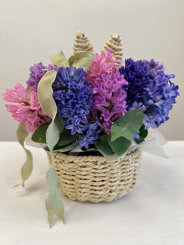Корзина с гиацинтами, артикул F1537766 - 4290 рублей, доставка по городу. Flawery - доставка цветов