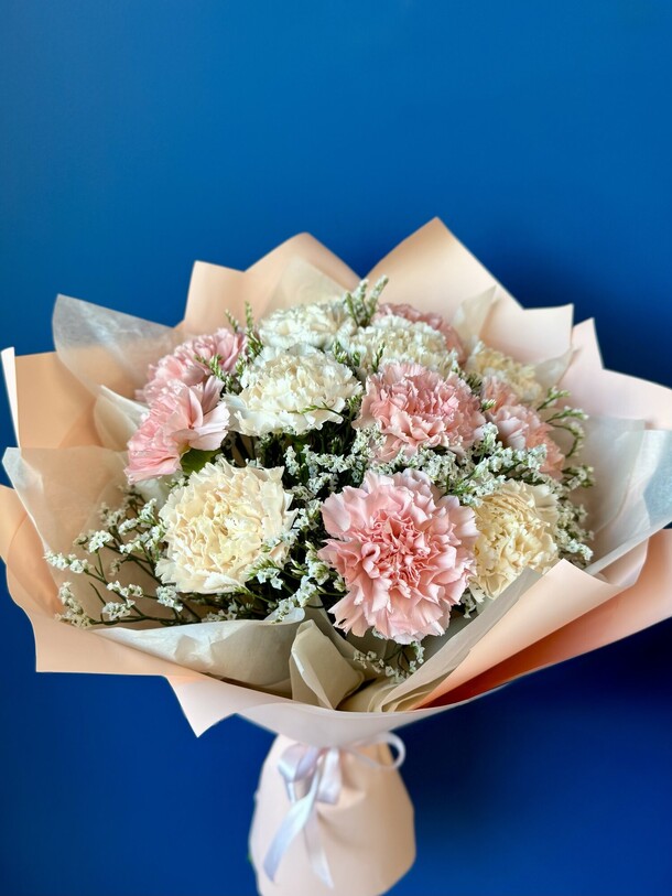 Букет из гвоздик с лимониумом, артикул F1536639 - 2880 рублей, доставка по городу. Flawery - доставка цветов