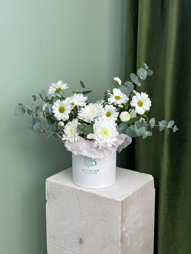 Композиция в белой коробке, артикул F1536443 - 2490 рублей, доставка по городу. Flawery - доставка цветов