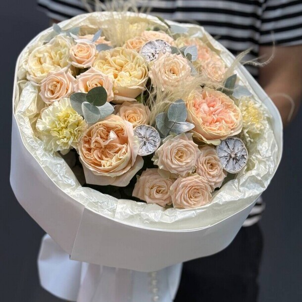 Букет авторский роза пионовидная кустовая и одноголовая кремовый, артикул F1537574 - 6290 рублей, доставка по городу. Flawery - доставка цветов