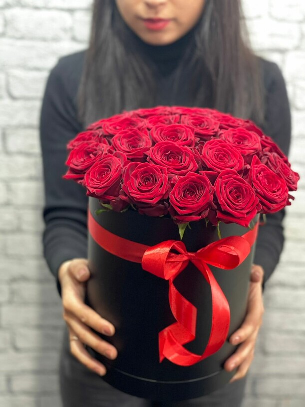 Розы в коробке, артикул F1110606 - 13554 рублей, доставка по городу. Flawery - доставка цветов