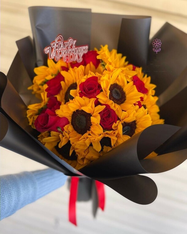 Подсолнух с розами, артикул F1136233 - 32965 рублей, доставка по городу. Flawery - доставка цветов