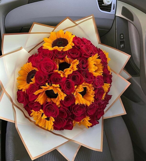 Подсолнух с розами🌻, артикул F1136239 - 42365 рублей, доставка по городу. Flawery - доставка цветов