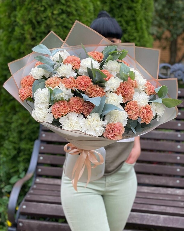 Букет из гвоздик, артикул F1139012 - 14266 рублей, доставка по городу. Flawery - доставка цветов