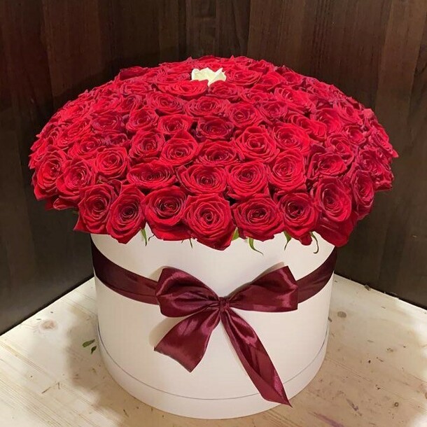 100 и 1 белая роза❤, артикул F1139022 - 46731 рублей, доставка по городу. Flawery - доставка цветов