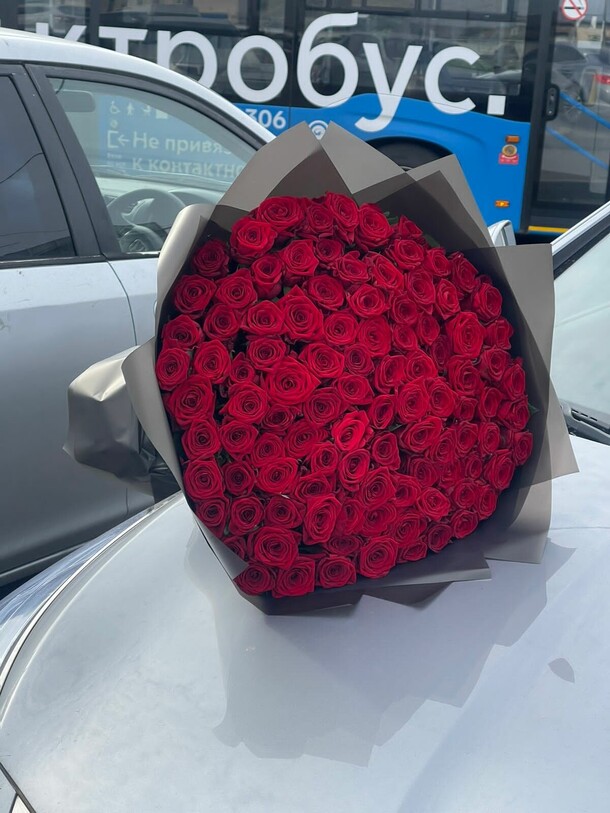 Букет из 101 роз, артикул F1140405 - 44536 рублей, доставка по городу. Flawery - доставка цветов