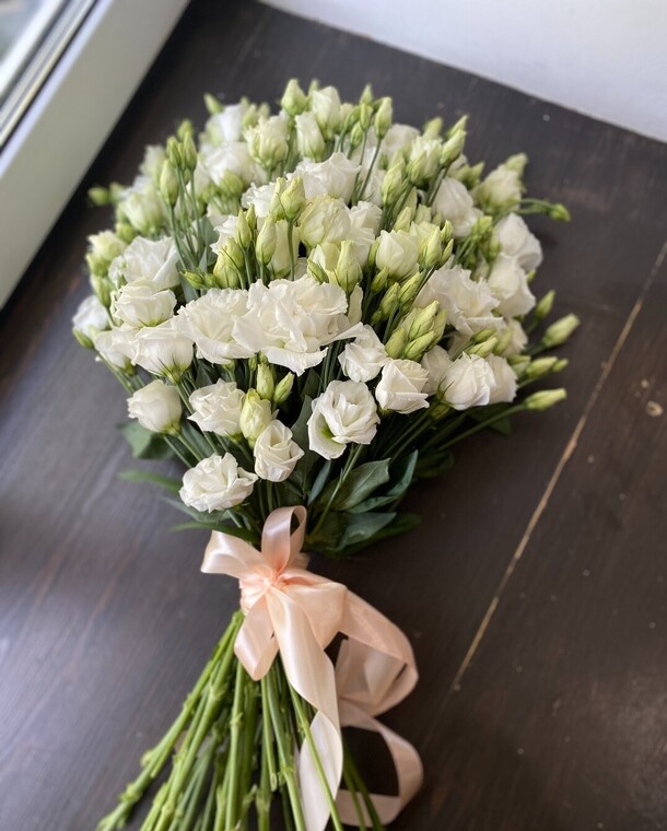 Букет из белых эустом, артикул F1143327 - 17833 рублей, доставка по городу. Flawery - доставка цветов